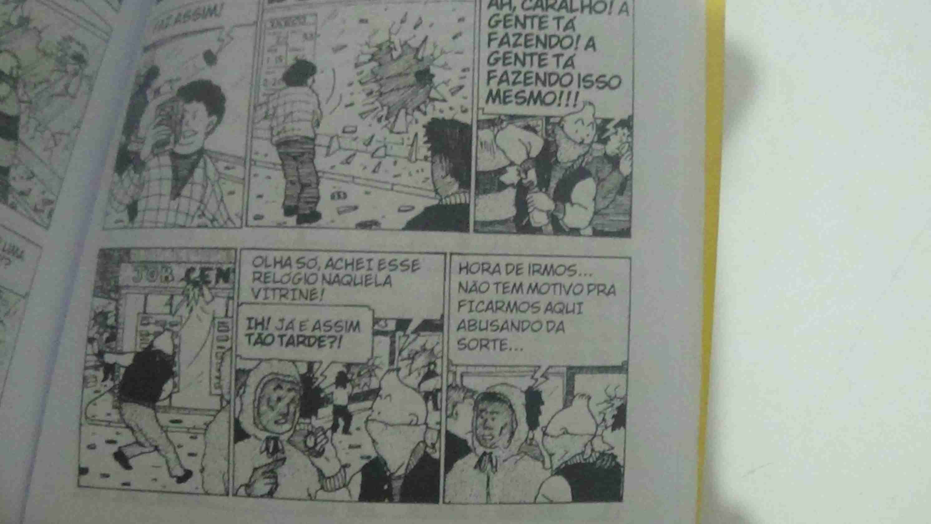 Foto do quadrinho com tiras de um personagem quebrando um vidro enquanto o tintin com uma balaclava peparando um molotov diz - AH CARALHO! A GENTE TÁ FAZENDO! A GENTE TÁ FAZENDO ISSO MESMO!!!
Embaixo tem mais tiras sendo o primeiro o tintin jognado o molotov e outra tira de duas pessoas conversando -Olha só, achei esse relógio naquela vitrine! E a pessoa responde - Ih! Já é assim tão tarde?! e na outra tira a pessoa fala - Hora de irmos... Não tem motivo pra ficarmos aqui abusando da sorte...