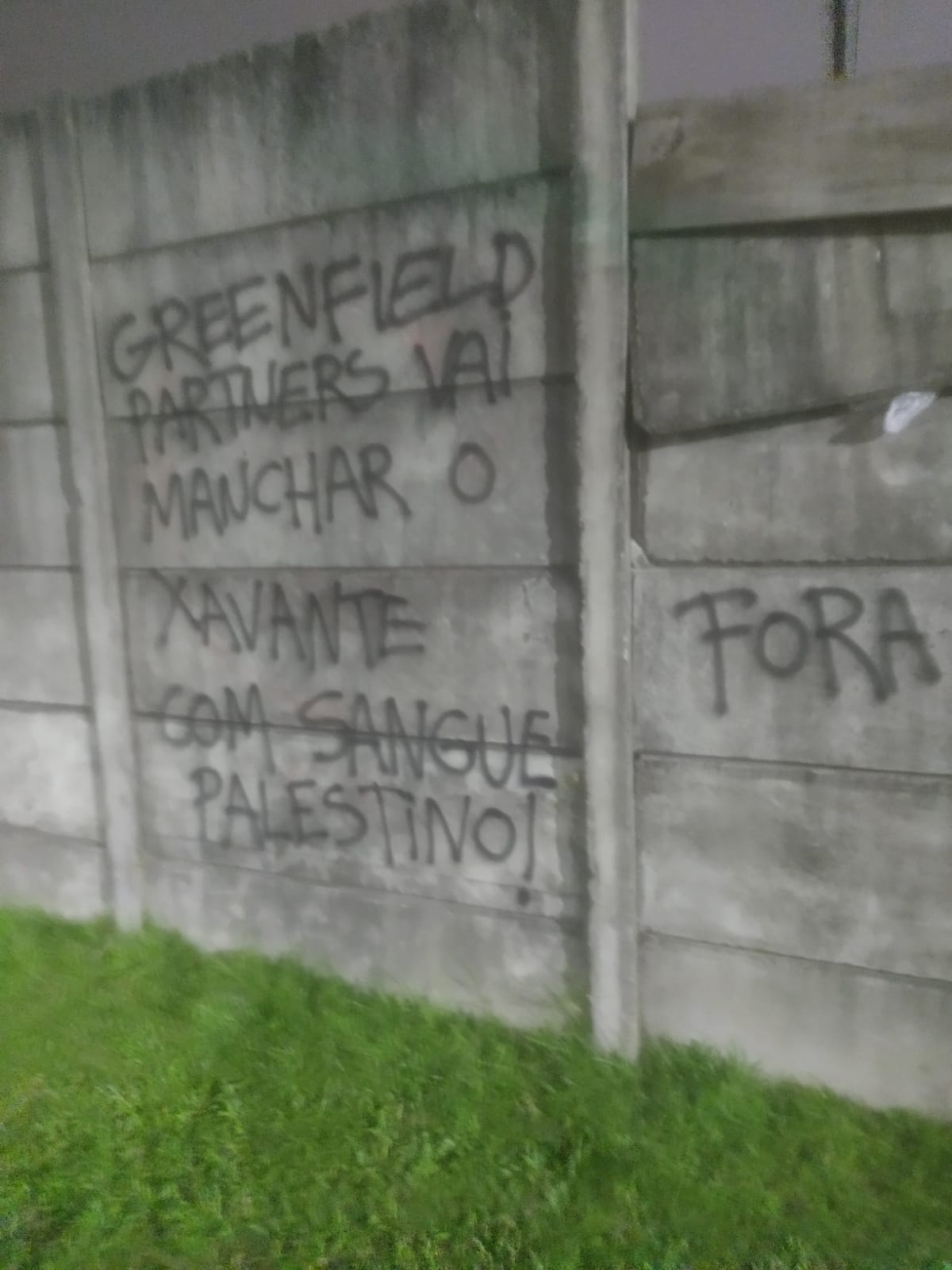 Foto de pixação em uma parede de concreto cinza: Greenfield partners vai manchar o xavante com sangue palestino