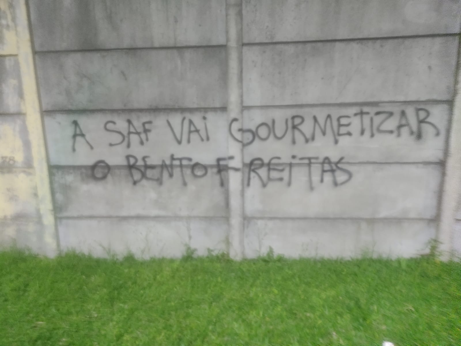 Foto de pixação em uma parede de concreto cinza: A SAF vai gourmetizar o bento freitas