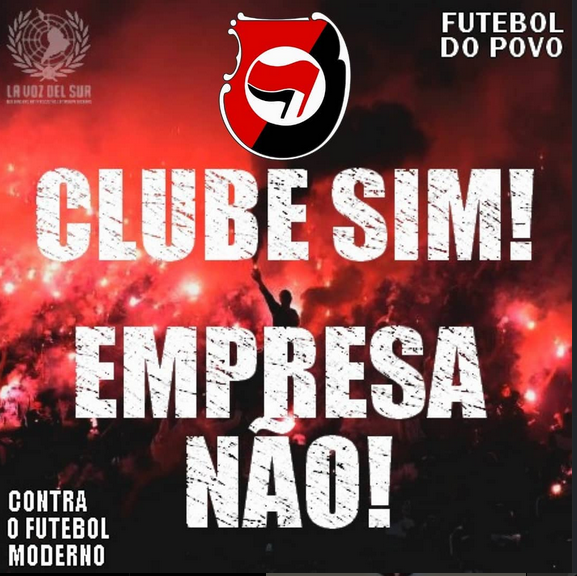 Imagem da postagem do instagram que diz: CLUBE SIM! EMPRESA NÃO! Futebol do Povo Contra o Futebol Moderno. Tem o escudo do Xavante com bandeiras antifascistas e a torcida de fundo com sinalizadores vermelhos e pretos.
