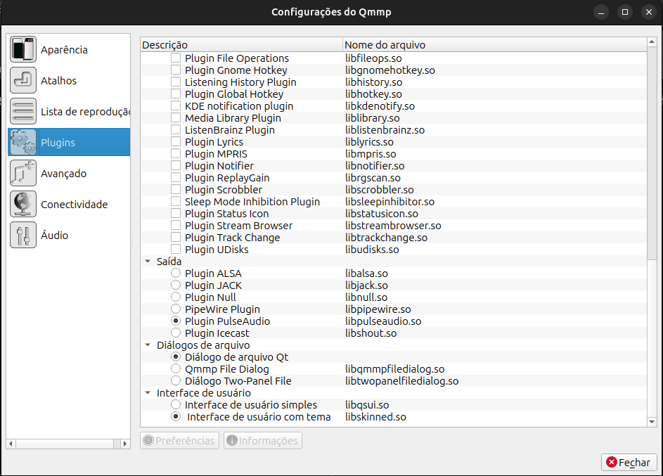 Tela de configurações do Qmmp, aberto na opção Plugins, onde é possível ver umm monte de opções e dentro da categoria Interface do Usuário, é possível ver duas opções para marcar: interface de usuário simples e Interface de usuário com tema, sendo que a segunda opção está marcada.