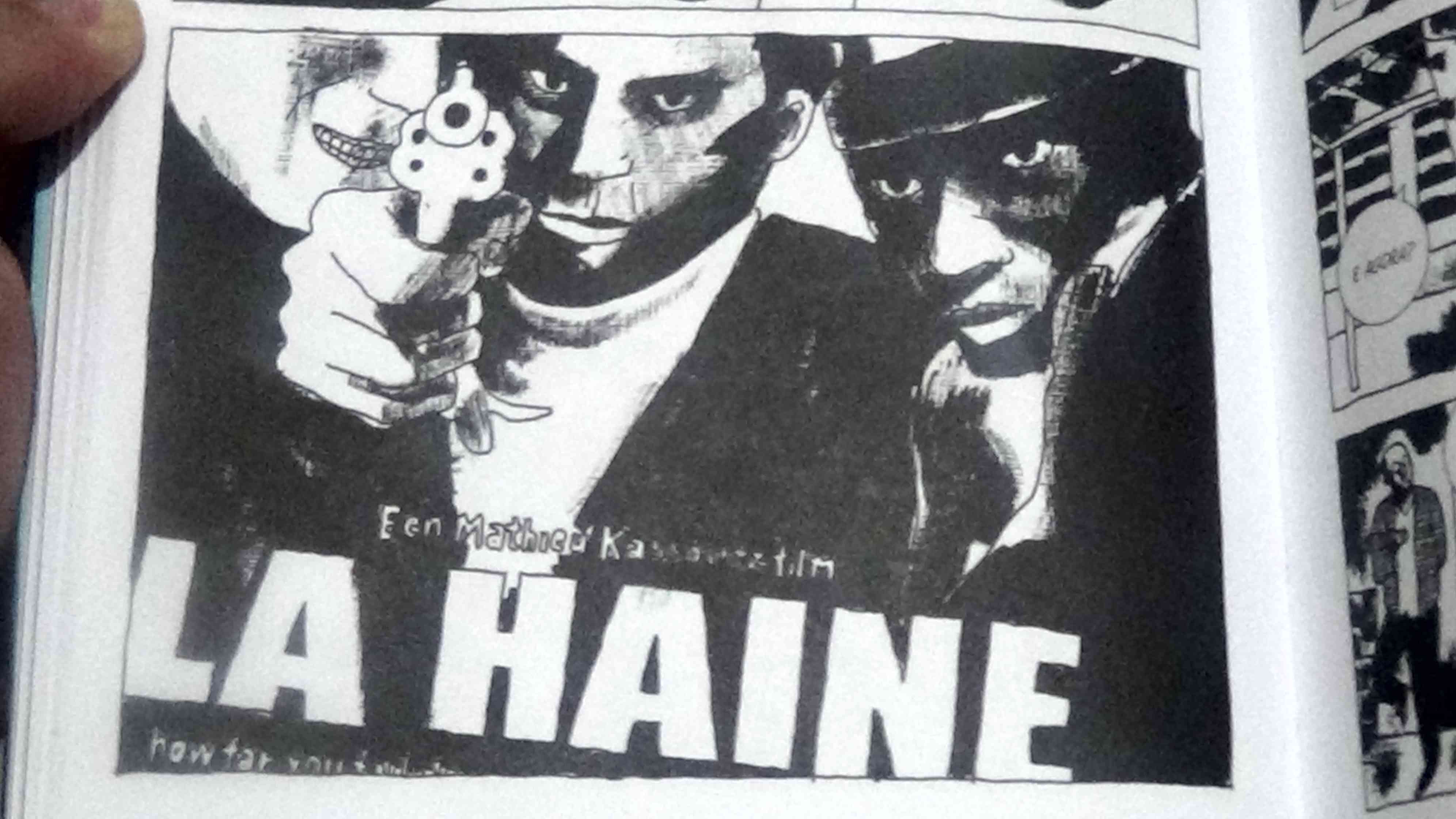 Foto da capa de um filme pirateado La Haine, onde há três pessoas, duas brancas e uma preta, sendo que a pessoa branca que se localiza no meio aponta uma arma.
