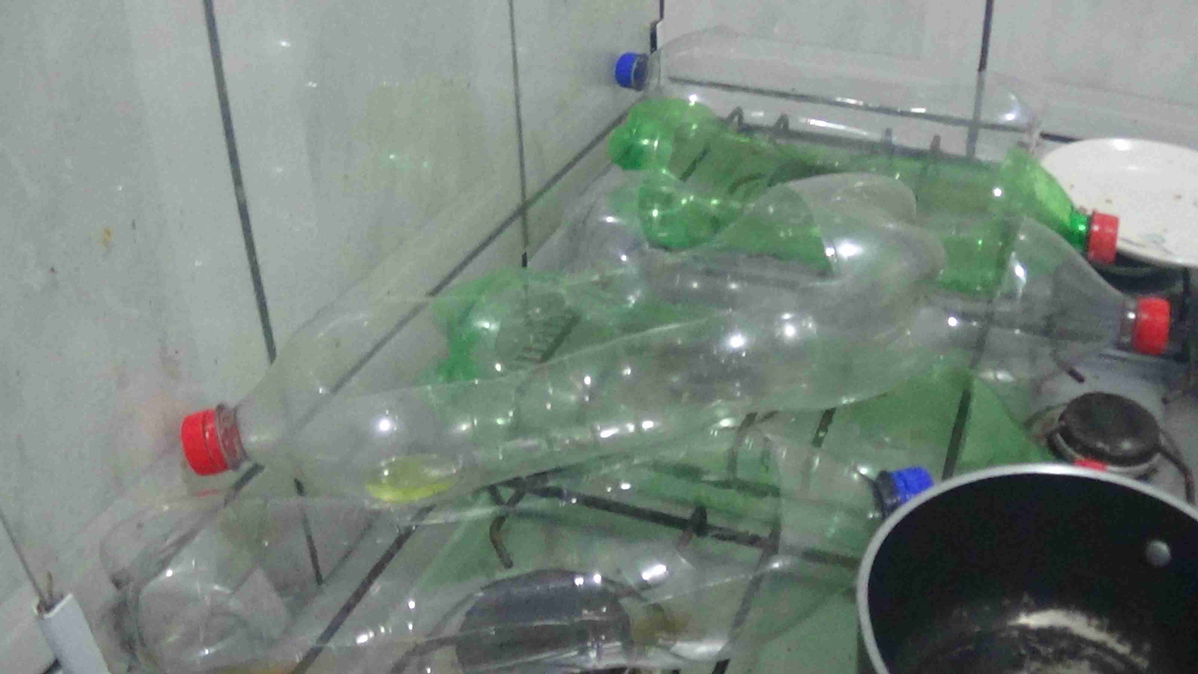 6 garrafas pets na horizontal com um corte retangular.