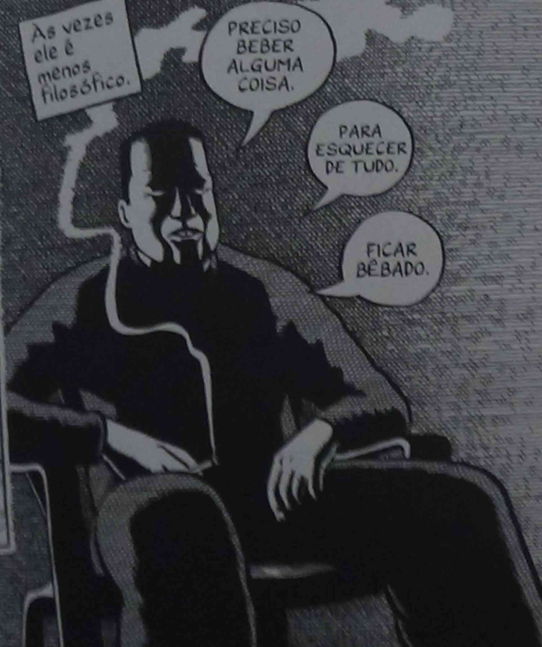 Foto de trecho do quadrinho onde o narrador diz: -Ás vezes ele é menos filosófico. Em seguida, um homem senta com seu cigarro aceso em uma cadeira em meio a escuridão e diz: -Preciso beber alguma coisa. -Para esquecer de tudo. -Ficar bêbado.