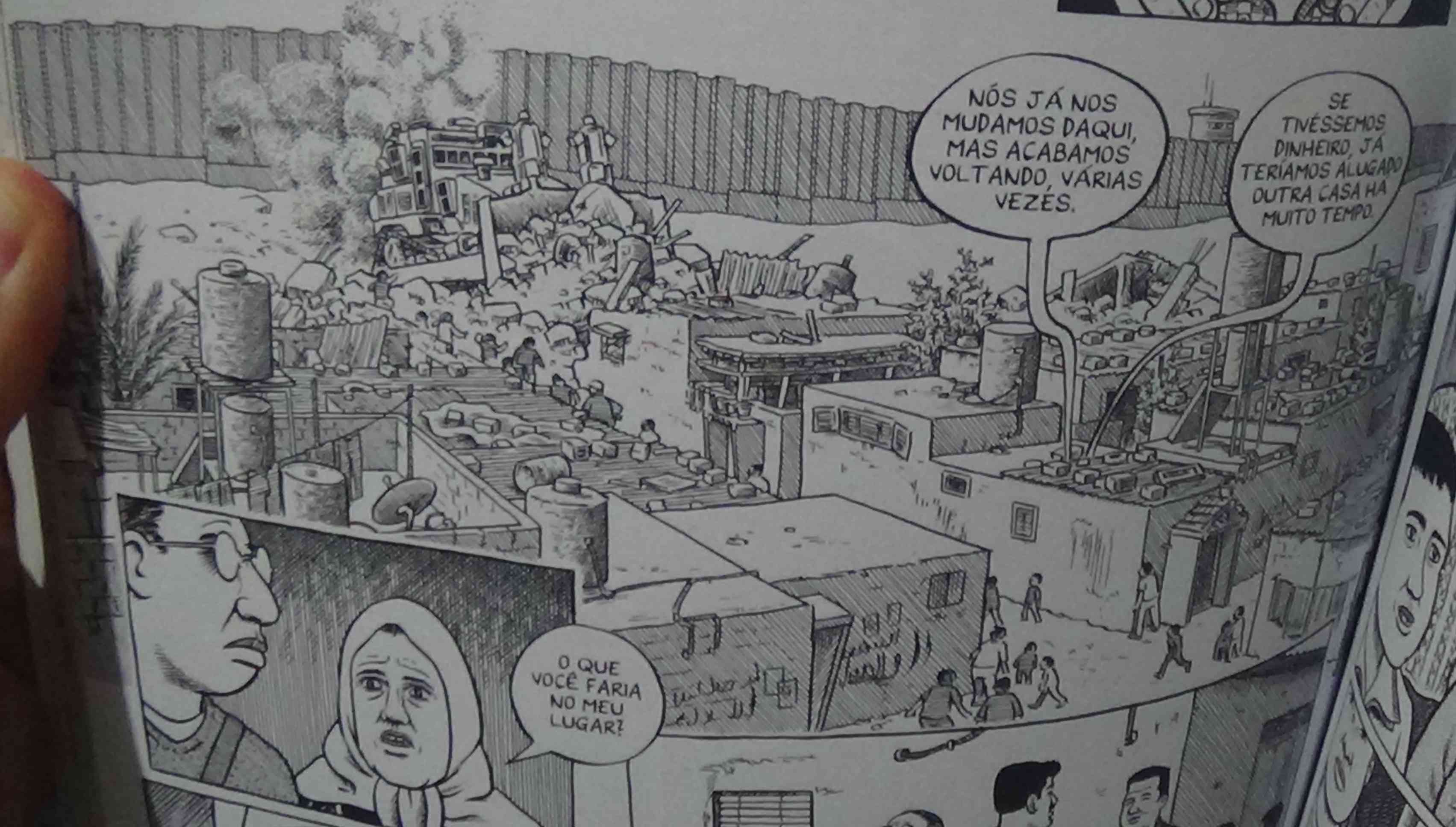 Foto de trecho do quadrinho onde uma retroescavadeira derruba casas em Rafah. É possível ver as falas de uma Palestina -Nós já nos mudamos daqui, mas acabamos voltando, várias vezes.   -Se tivéssemos dinheiro, já teríamos alugado outra casa há muito tempo.   -O que você faria no meu lugar?
