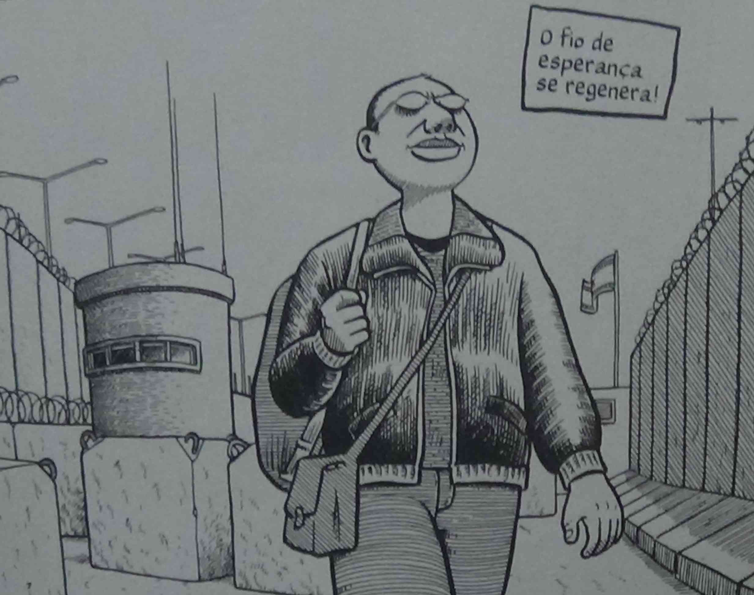 Foto de trecho do quadrinho onde uma pessoa branca de cabelo curto, casaco preto, mochila e bolsa olha para o horizonte e de fundo parece ter umas torres de vigilância, e arames enfarpados com uma bandeira de israel. Tem um comentário do narrador com os dizeres: O fio de esperança se regenera!