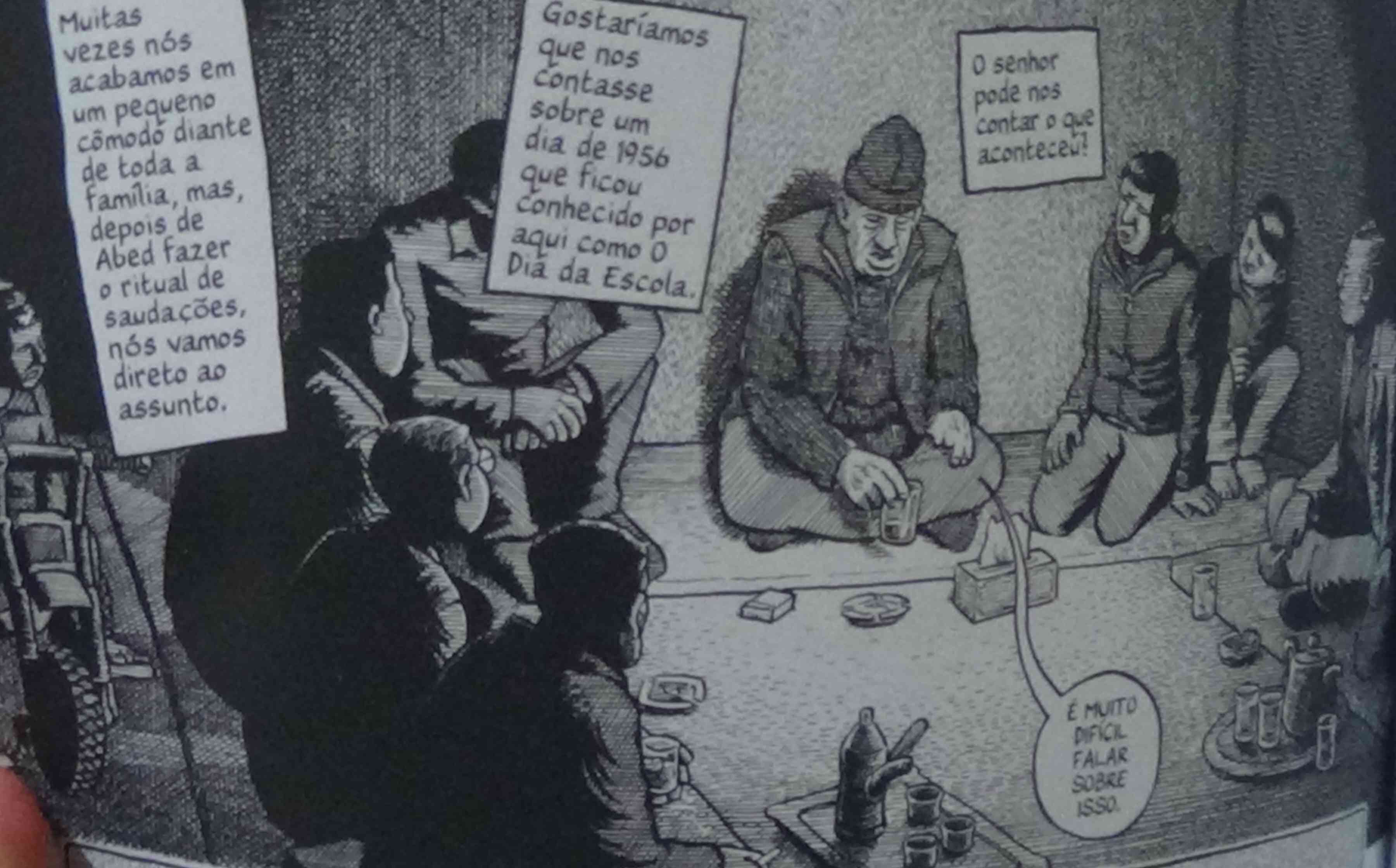 Foto de trecho do quadrinho com pessoas sentadas ao redor no chão, com café e cinzeiro, onde o entrevistado, um idoso é ouvido. O narrador diz: -Muitas vezes nós acabamos em um pequeno cômodo diante de toda a família, mas, depois de Abed fazer o ritual de saudações, nós vamos direto ao assunto. -Gostaríamos que nos contasse sobre um dia de 1956 que ficou conhecido por aqui como O Dia da Escola. -O senhor pode nos contar o que aconteceu? E o idoso diz: - É muito difícil falar sobre isso.