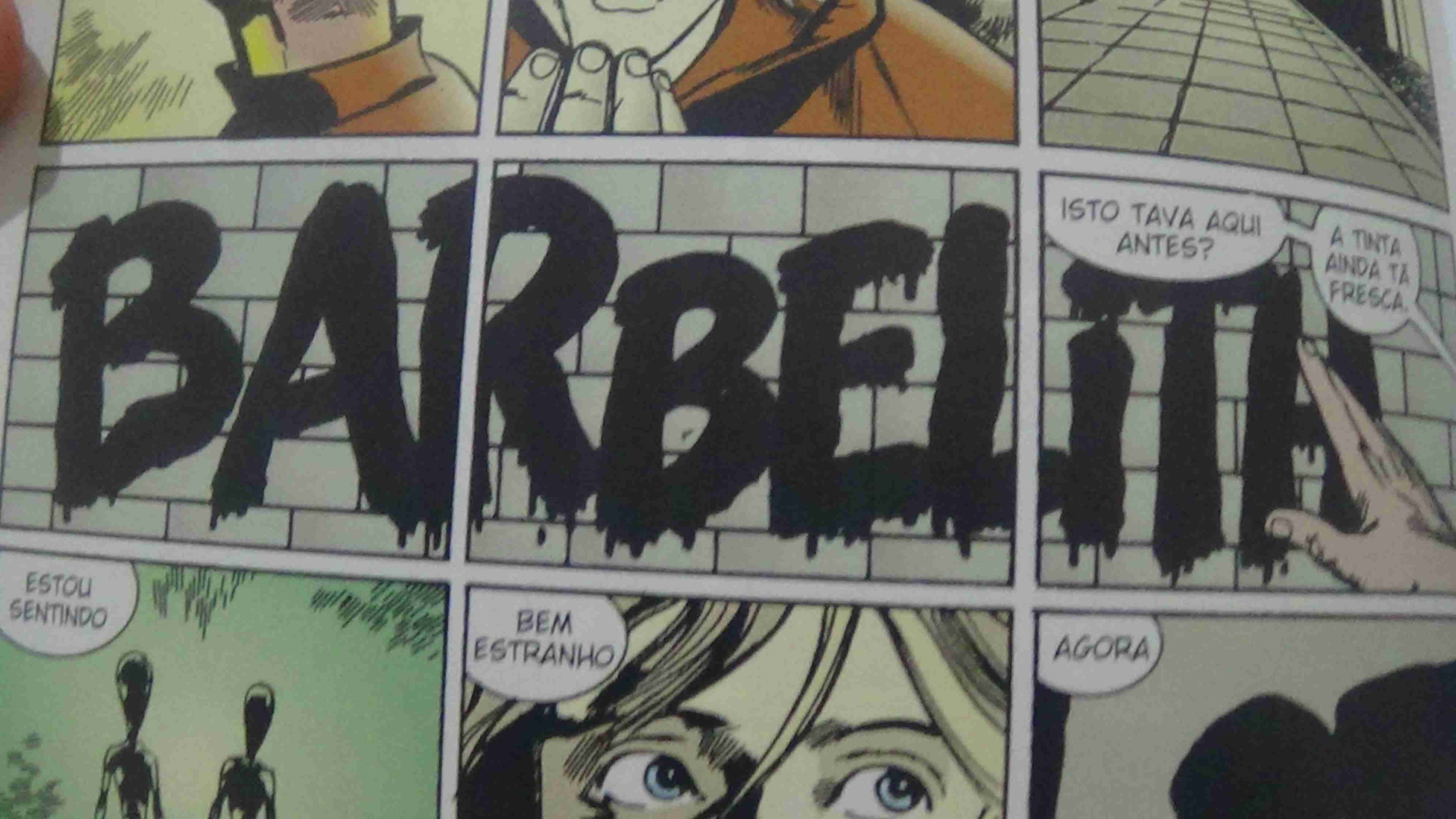Parede com pixo escrito barbelith, uma pessoa toca o pixo e diz -Isto tava aqui antes? A tinta ainda tá fresca. E depois os quadros que suscedem tem as falas -Estou sentindo -Bem estranho -Agora.