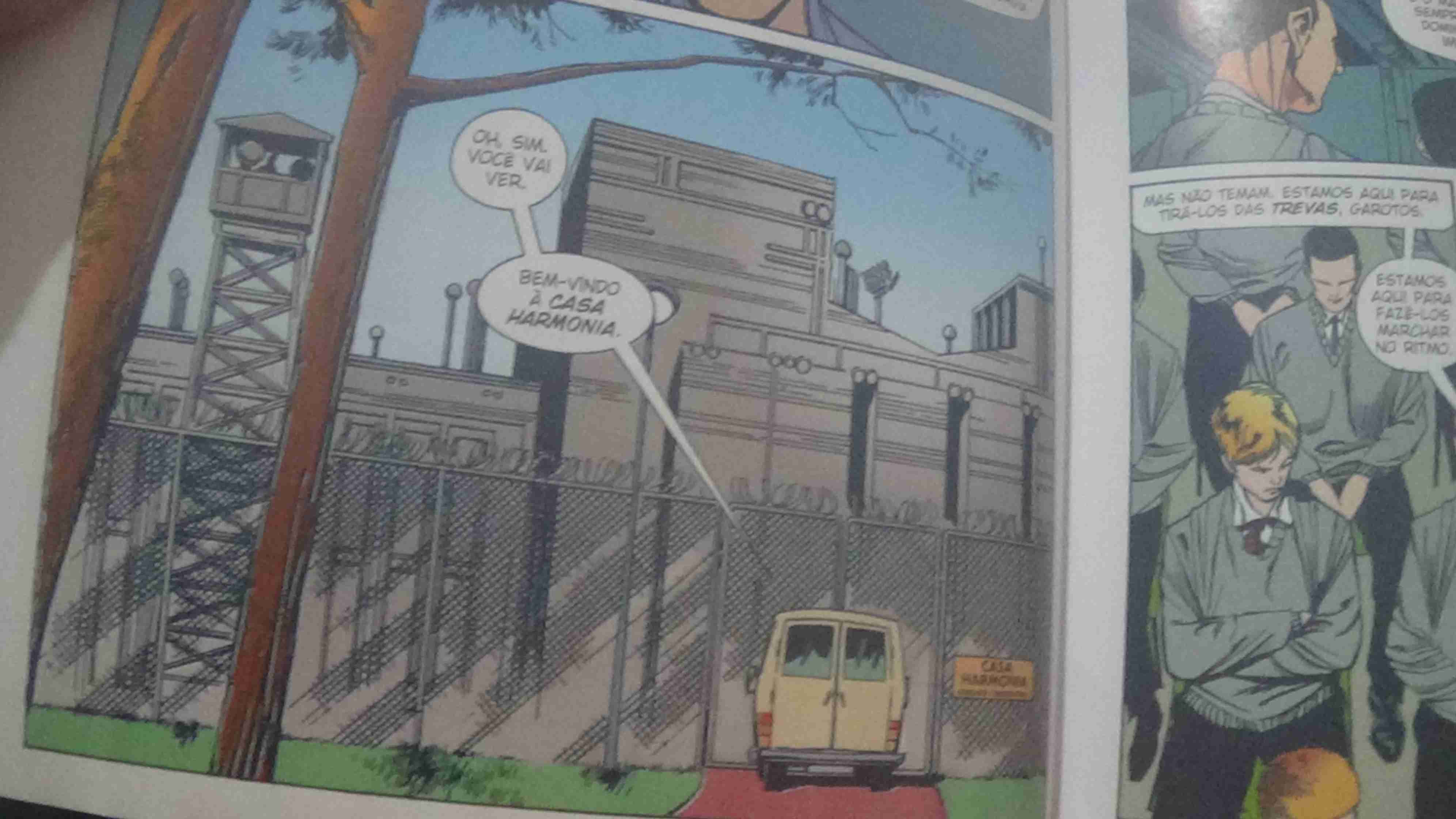 Uma van chegando em um lugar que parece uma penitenciária e alguém fala -Oh, sim você vai ver. Bem-vindo à casa harmonia.