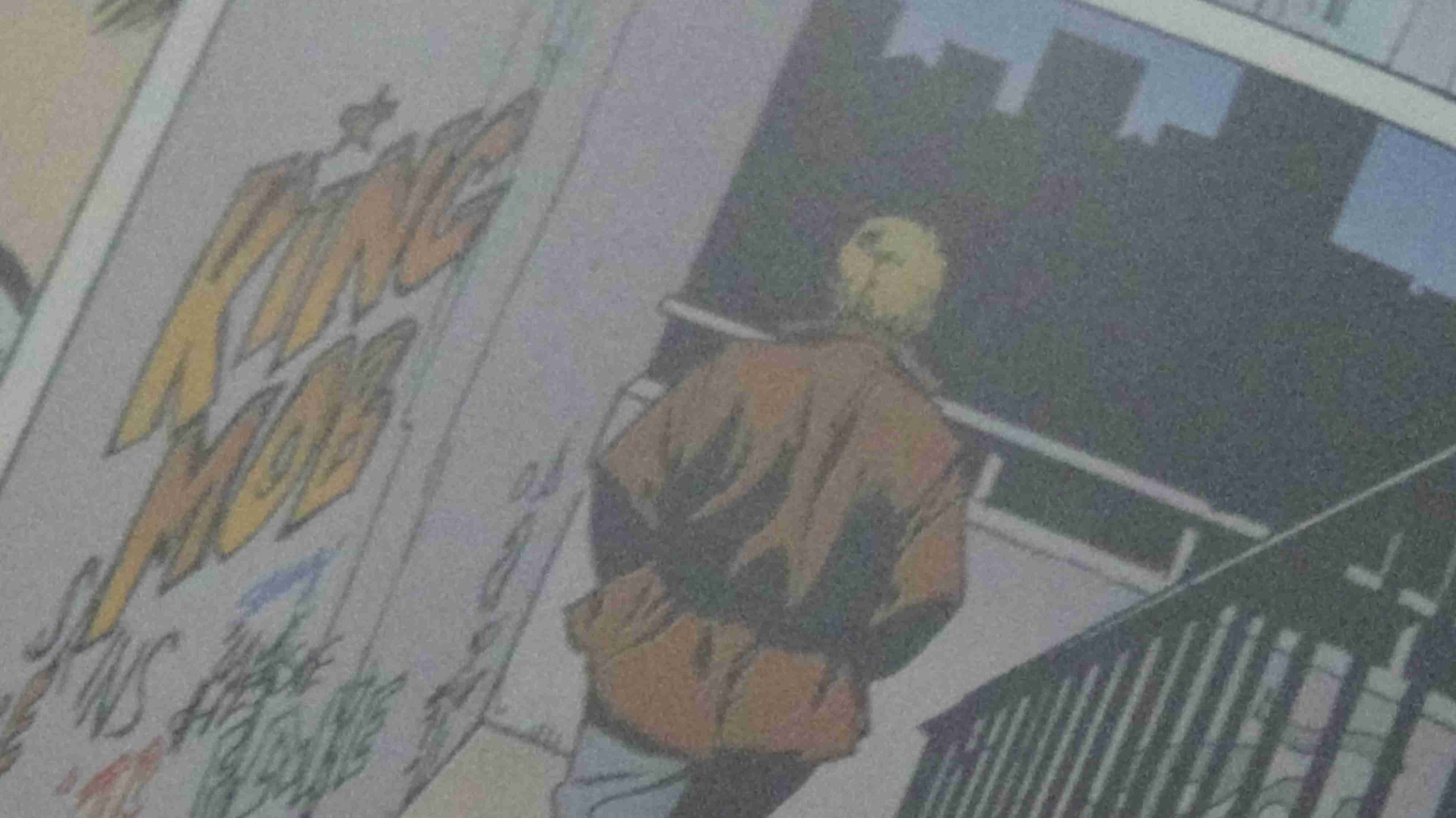 1 jovem descendo as escadas e na parade está grafitado King Mob