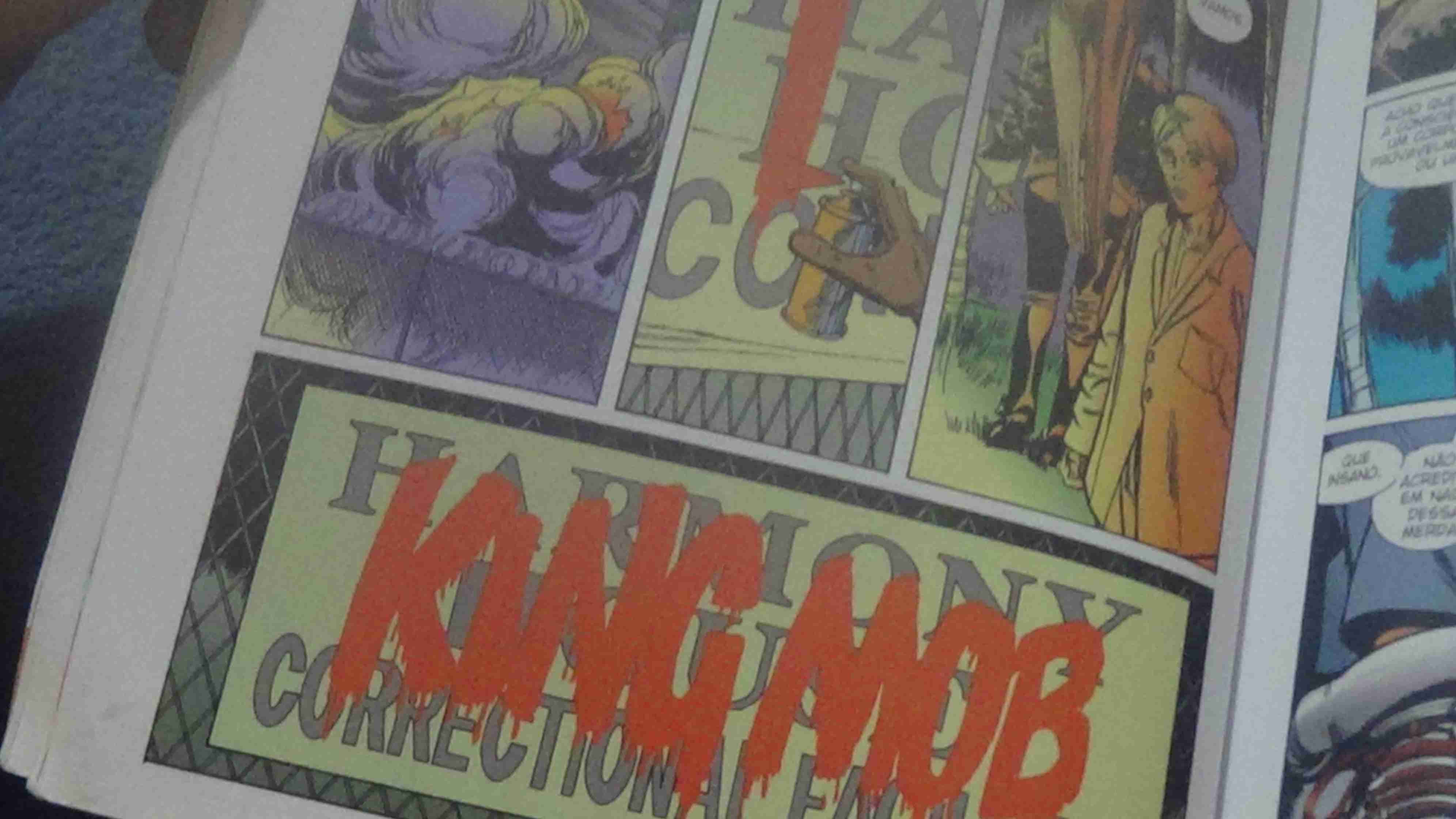 É possível ver nos quadros alguém pixando uma placa de um local, e coloca lá o pixo King Mob.